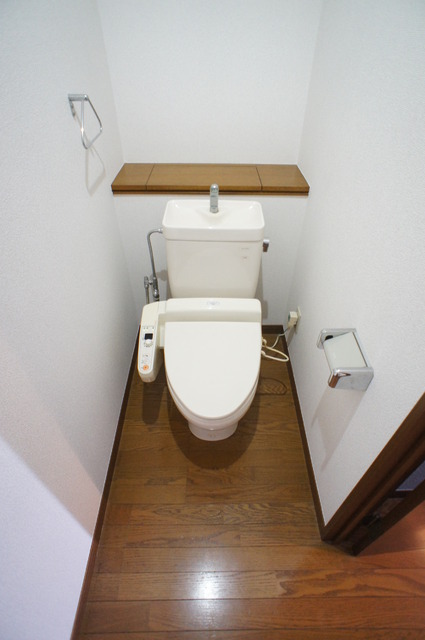 Toilet. Complete cleaning toilet seat! Clean could live it every day ☆