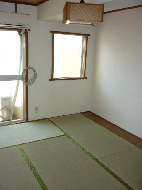 Living and room. South-facing Japanese-style room 2