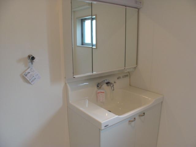 Wash basin, toilet