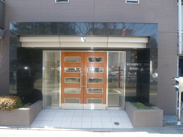 Other. Auto lock-conditioned entrance