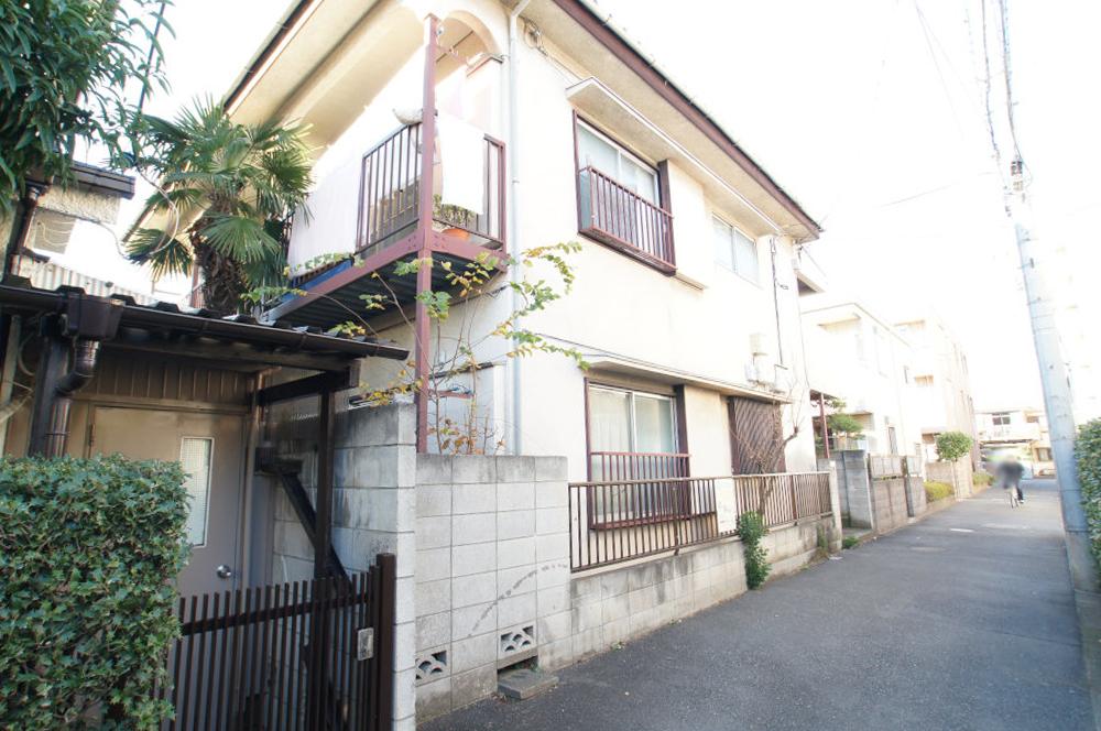 Local photos, including front road. There the introduction of the land for sale of the Suginami Nishiogikita 4-chome. Center line there is "Nishiogikubo" station walk 6 minutes and the convenience of a good location. Also there are glad located in the wife shopping facilities are enriched. 