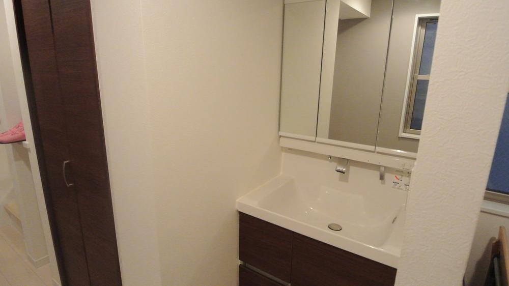 Wash basin, toilet. Indoor (06 May 2013) Shooting