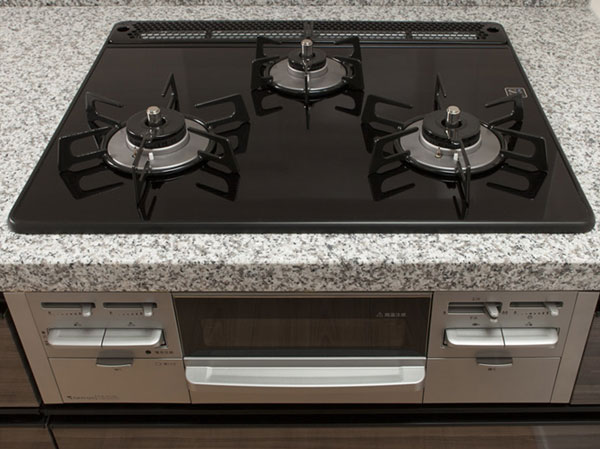 Kitchen.  [Of glass top beep and stove] Equipped with a temperature sensor to all stove burner. In addition to the temperature control function, Forgetting to turn off fire features, such as a specification that was also consideration to safety.