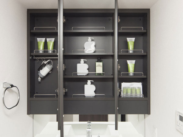 Bathing-wash room.  [Three-sided mirror back storage] Organizing such as cosmetics supplies ・ Set up a convenient storage shelf in the storage. Also it has a slow closing soft closing function.