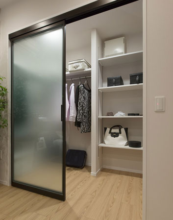 Living.  [Closet that you can organize your wardrobe such as functionally] The Western-style, Walk-through closet and walk-in closet that fashion and household goods can be organized functionally, You have a closet (soft closing mechanism adopted). (Walk-through closet)