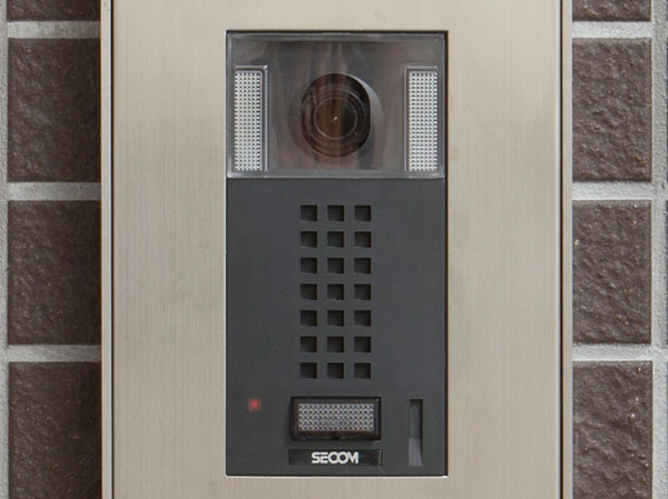 Security.  [Entrance before the camera built-in intercom] After confirming the visitors in the communal entrance, You can corresponding be from further confirmation in the camera image of even before the entrance.  ※ The recorded video will be the quasi-video. (Same specifications)