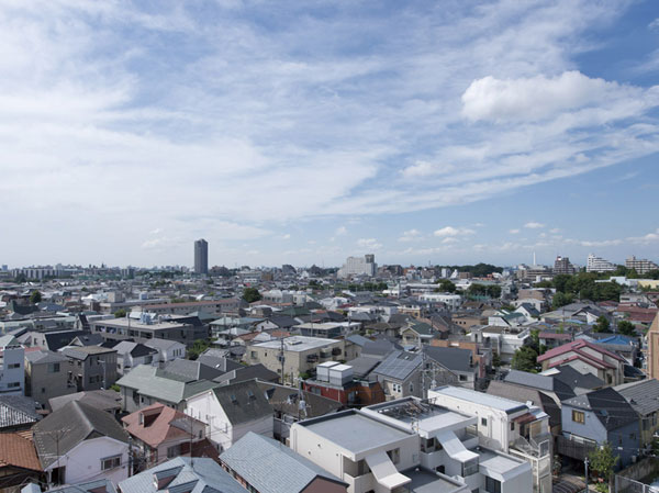 Buildings and facilities. The room was taking advantage of the location of low-rise residential area spread on the south side, Facing south ・ It has become a plan that takes advantage of the structure of the corner dwelling unit center.  ※ View from the local 8th floor equivalent (September 2012 shooting)
