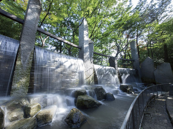 Surrounding environment. From the local 4-minute walk Sanshinomorikoen is, Large park with such as Square and jogging trails. Such as by lush greenery and artificial waterfall, You can feel the transitory seasons familiar.