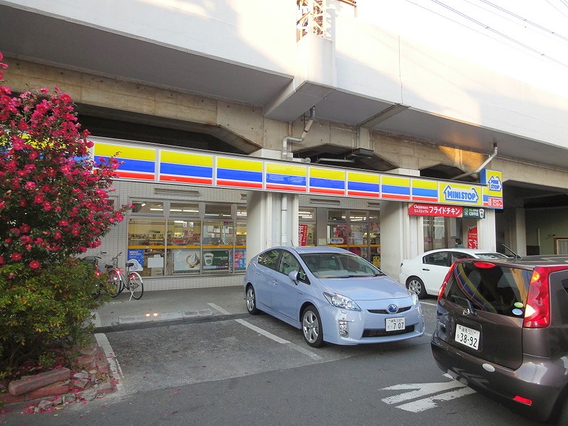 Convenience store. MINISTOP up (convenience store) 160m