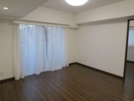 Living.  ◆ Already the new interior renovation ◆ "After support guarantee" with a used apartment ◆ Chuo Line "Asagaya" station walk 9 minutes ◆ Southeast Corner Room ・ Yang per good ◆ All room is the wide span dwelling unit facing the balcony ◆