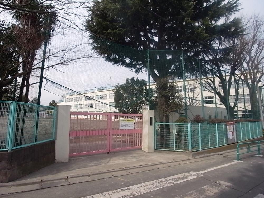 Primary school. 621m to Suginami Ward Kutsukake Elementary School