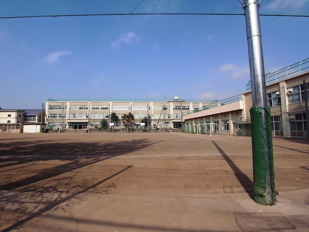 Junior high school. 903m to Suginami Ward Higashihara Junior High School