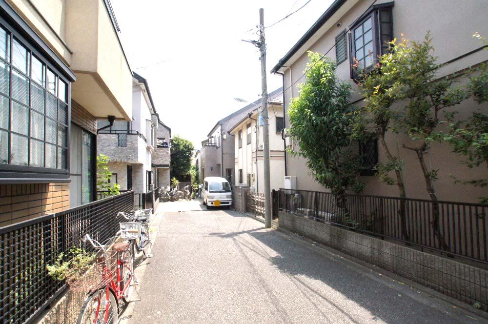 Local photos, including front road. It is a neighborhood of Environmental Photo. Heisei 9 June Built in secondhand House.