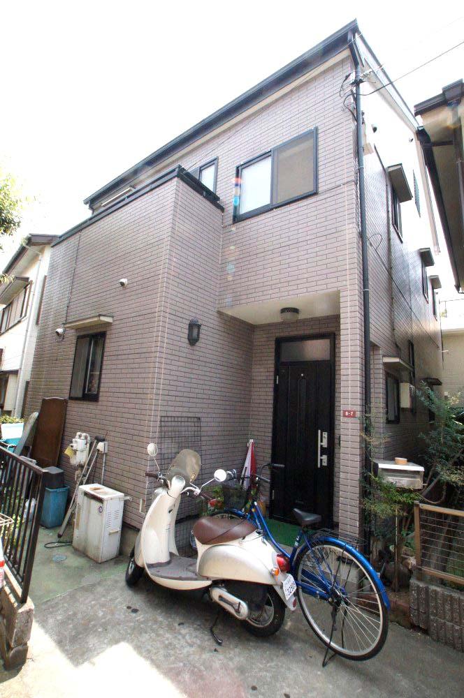 Local appearance photo. Used House for Suginami Naritahigashi 1-chome. It will be during the current residence, We accept the preview by appointment. Zenpukuji River parkland close to the leafy quiet residential area. By all means please see once.