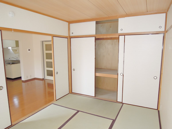 Living and room. The Japanese have one mat and a half storage.