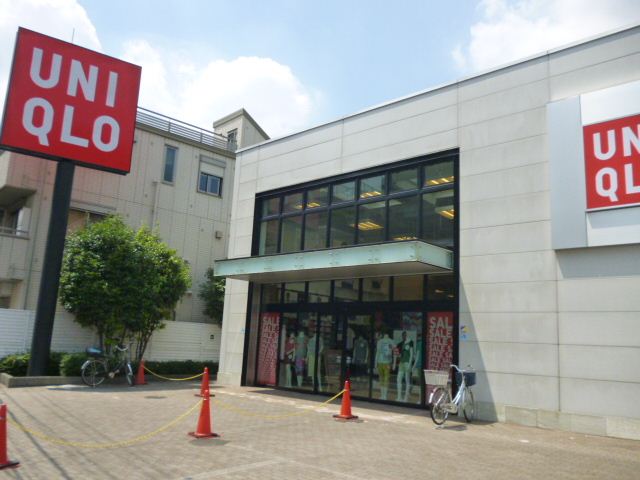 Bank. 560m to UNIQLO (Bank)