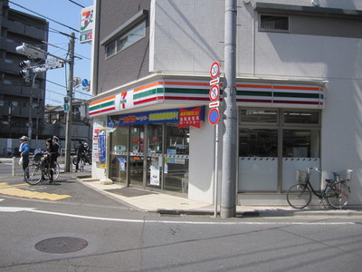 Convenience store. 600m to Seven-Eleven (convenience store)