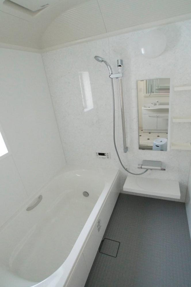 Bathroom. Bathroom is a ventilation dryer with. Heals the daily fatigue. 