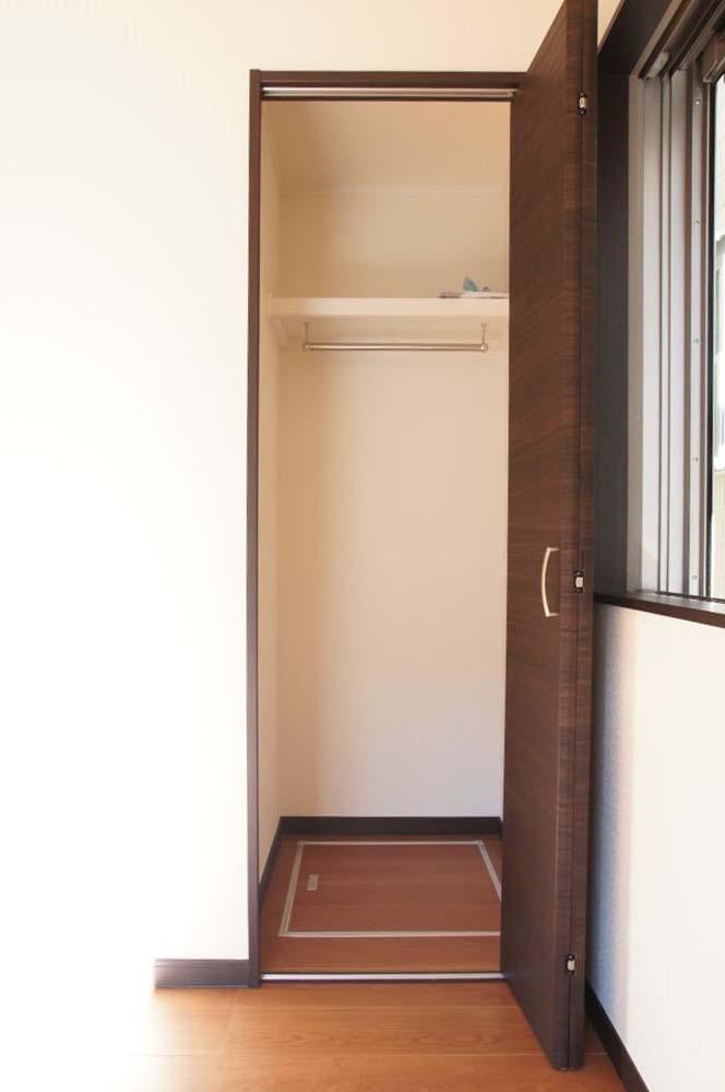 Receipt. The first floor Western-style storage.