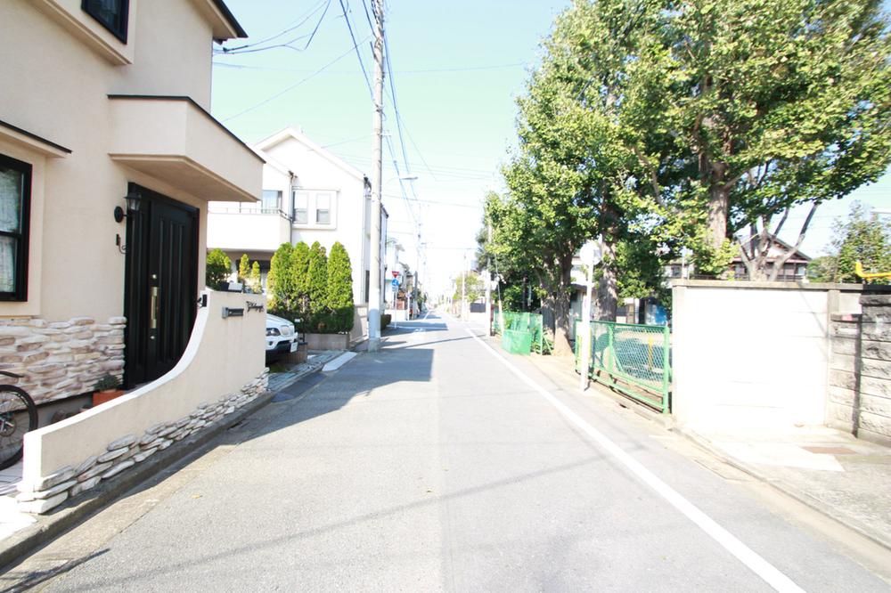 Local photos, including front road. 5 minutes walk nursery schools in the surrounding area, Kindergarten walking 5 minutes, Elementary school walk 3 minutes, Walking junior high school is the educational environment in the 5-minute security is also good in the enhancement.