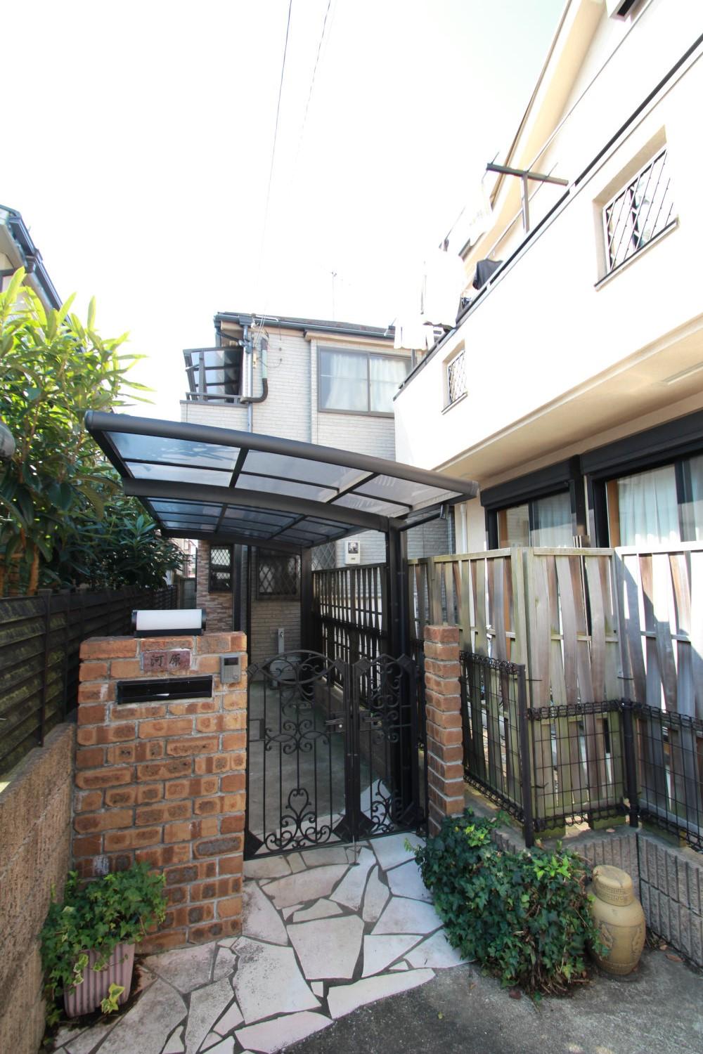 Local appearance photo. It is May 2001 built large used single-family is located in the exclusive residential area of ​​Suginami Minamiogikubo 1-chome. Oasis has Minamiogikubo park is across the street, Is the perfect environment to a children's playground.