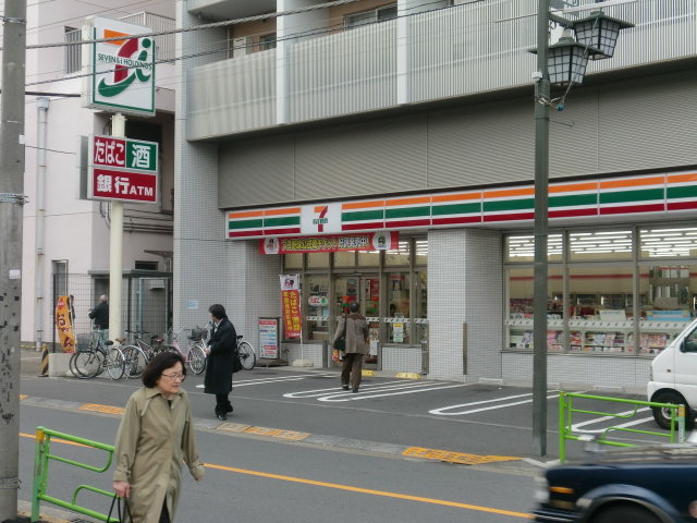 Convenience store. 250m to Seven-Eleven (convenience store)