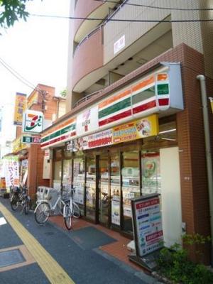 Convenience store. 850m to Seven-Eleven (convenience store)