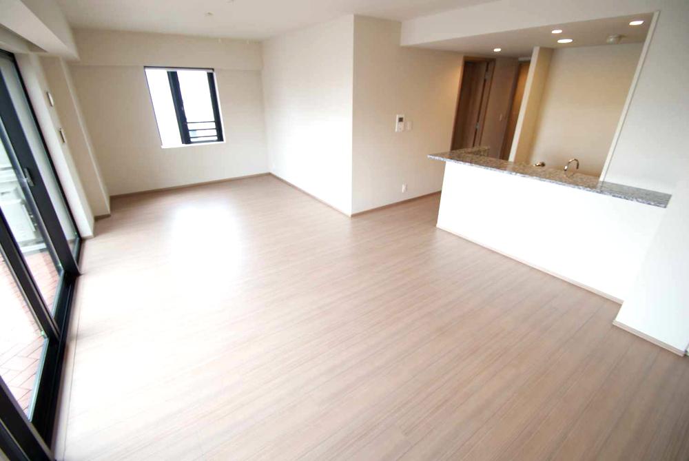 Living. LDK is spacious 20 quires more than. Since the opening is wide, Day is good.