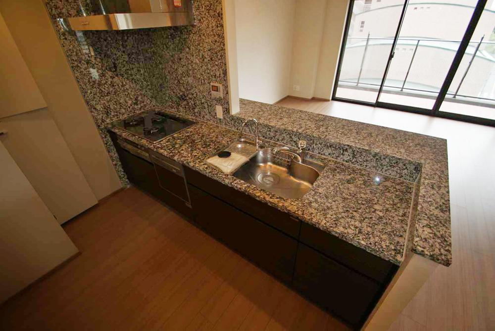 Kitchen. A popular face-to-face kitchen, Artificial marble, Disposer comes with.