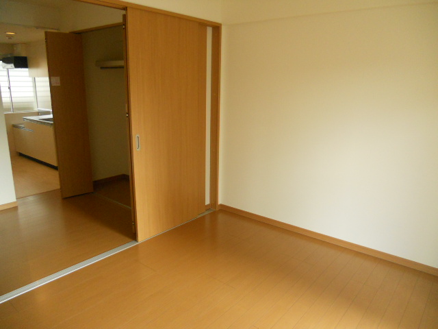 Other room space. Facing south ・ Day good!