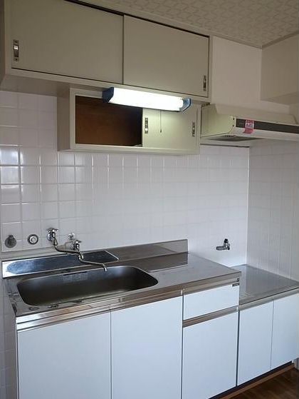 Kitchen. Two-burner gas stove can be installed