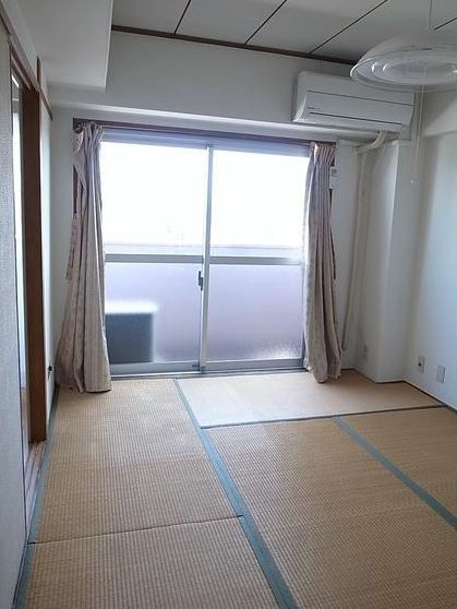 Living and room. 6-mat Japanese-style room Day good