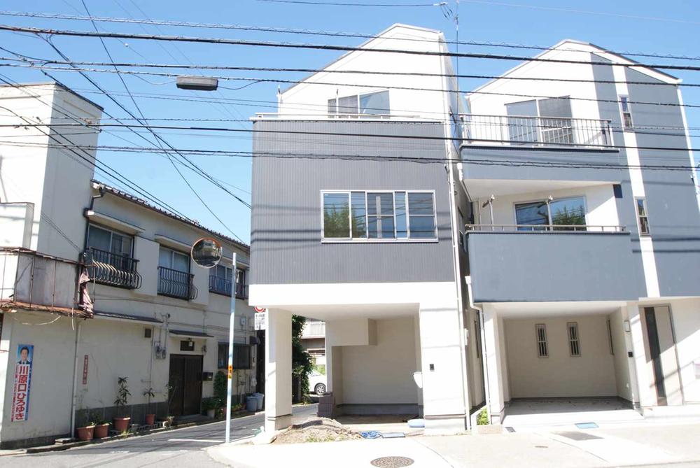 Local appearance photo. Newly built single-family Suginami Umezato 2-chome. Was building completed. You can preview any time. It will be all four buildings remaining three buildings. Sunny, Also there are still dwelling in the south-west corner lot. By all means please see once.