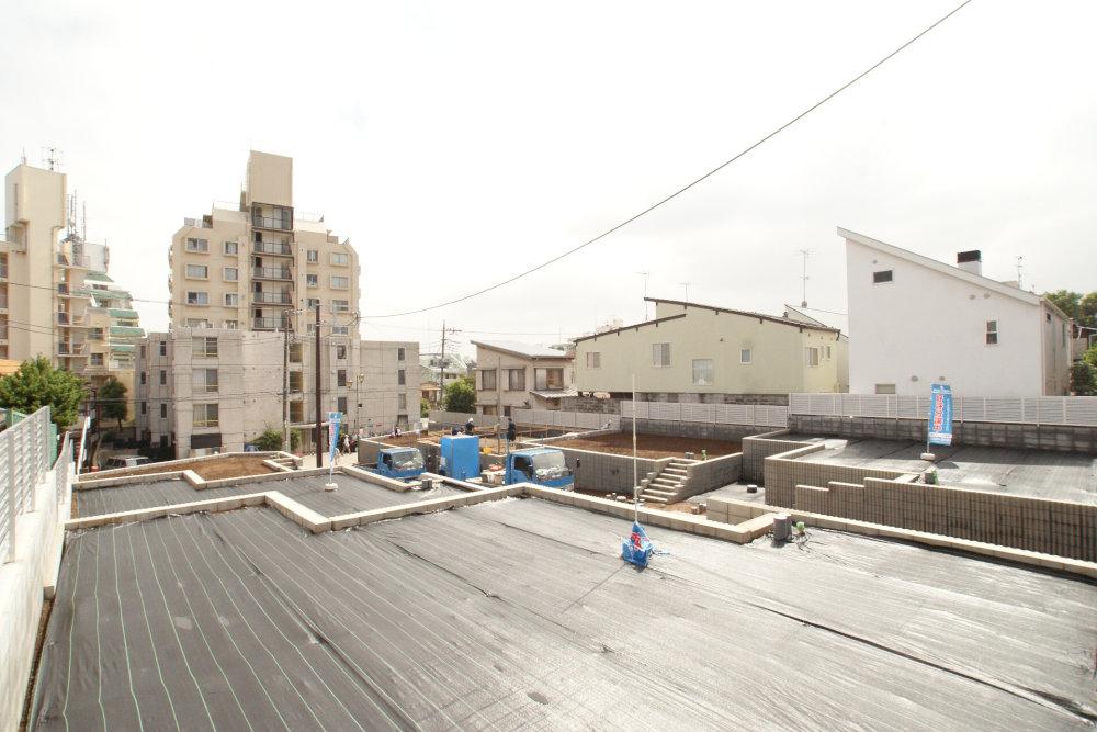 Local appearance photo. It is located on a hill, Day is good.