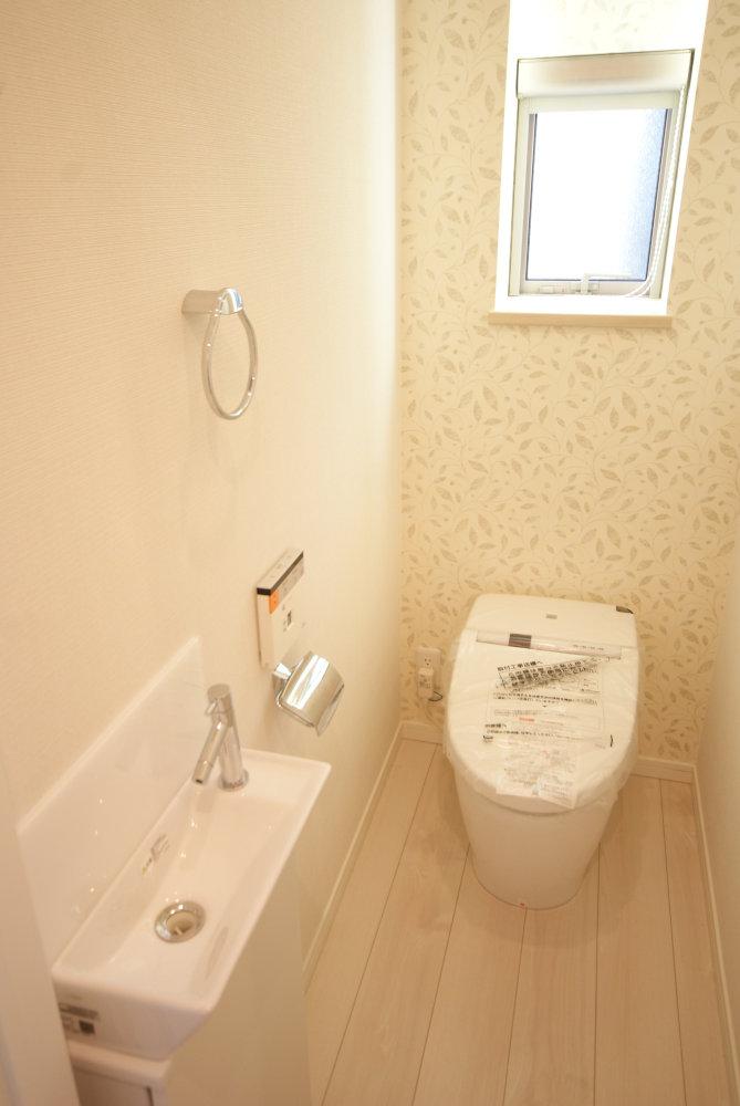 Same specifications photos (Other introspection). With a hand wash basin is a spacious toilet. It is a free space that can be the one of the time cherish. (Example of construction)