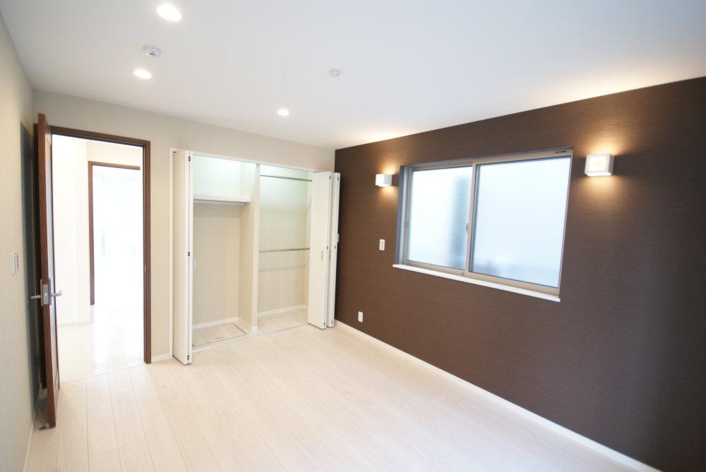 Same specifications photos (Other introspection). Plenty of storage capacity. Is a room with a practicality. And It is bright and feeling doctor. (Example of construction)