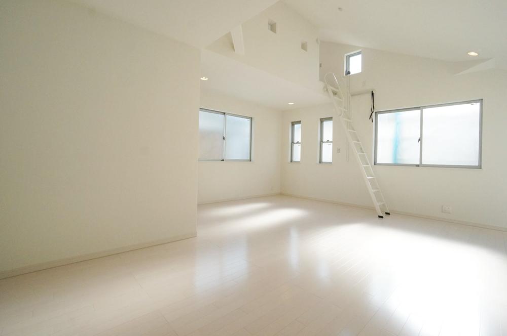 Living. There is a ladder that Agareru a convenient loft from LDK, Storage has been enhanced.