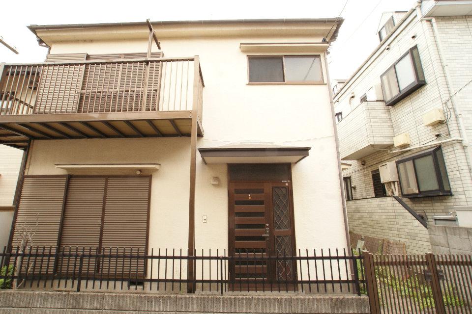 Local appearance photo. Used House for Suginami Wada 2-chome. It will be built in December 1987. Since the present situation has become vacant house, You can preview any time. It can be used as a two-family house. By all means please see once.