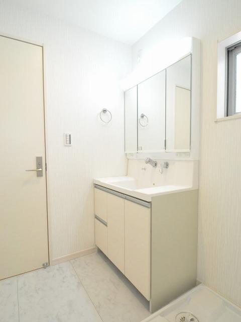 Wash basin, toilet. 5 Building lavatory (June 2013) Shooting