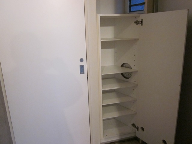 Entrance. Large-capacity front door storage cupboard ・ Entrance with a feeling of opening