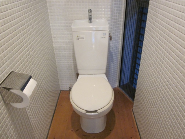 Toilet. Bright and spacious Mitarai / Zenmizu health and beauty in good FFC Genshi active water purifier water purifier