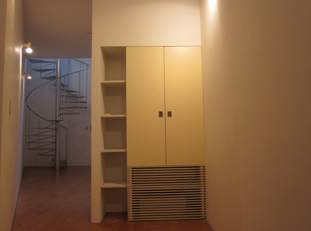 Living and room. Receipt ・ Sophisticated build a friendly safe building materials for the body was used on the front