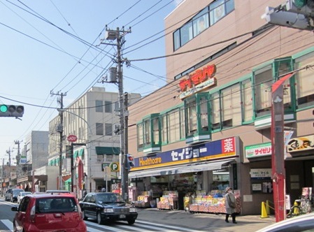 Dorakkusutoa. Restaurant City: shopping district aligned anything / pharmacy / 750m to financial institutions (drugstore)