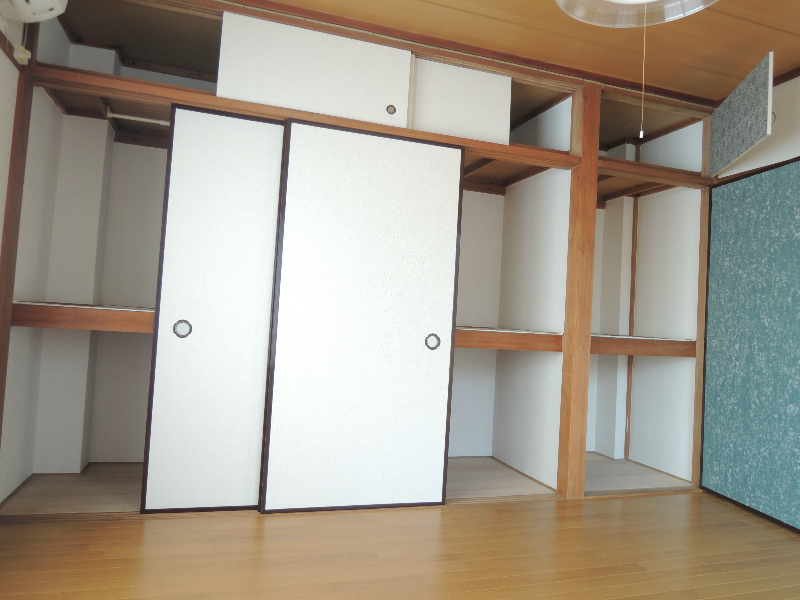 Receipt. Abundant storage space with upper closet ☆