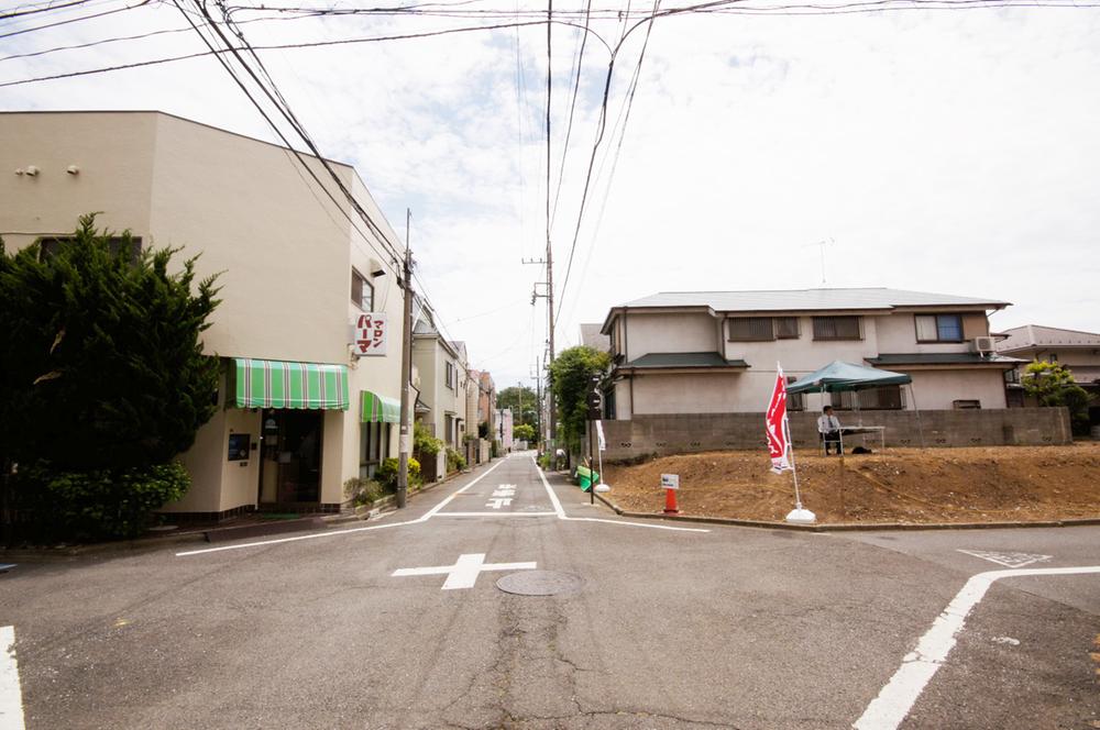 Local photos, including front road. It is open-minded subdivision, including a corner lot. It is easier than ever with the front road is also spacious and out of Shiteri car. 