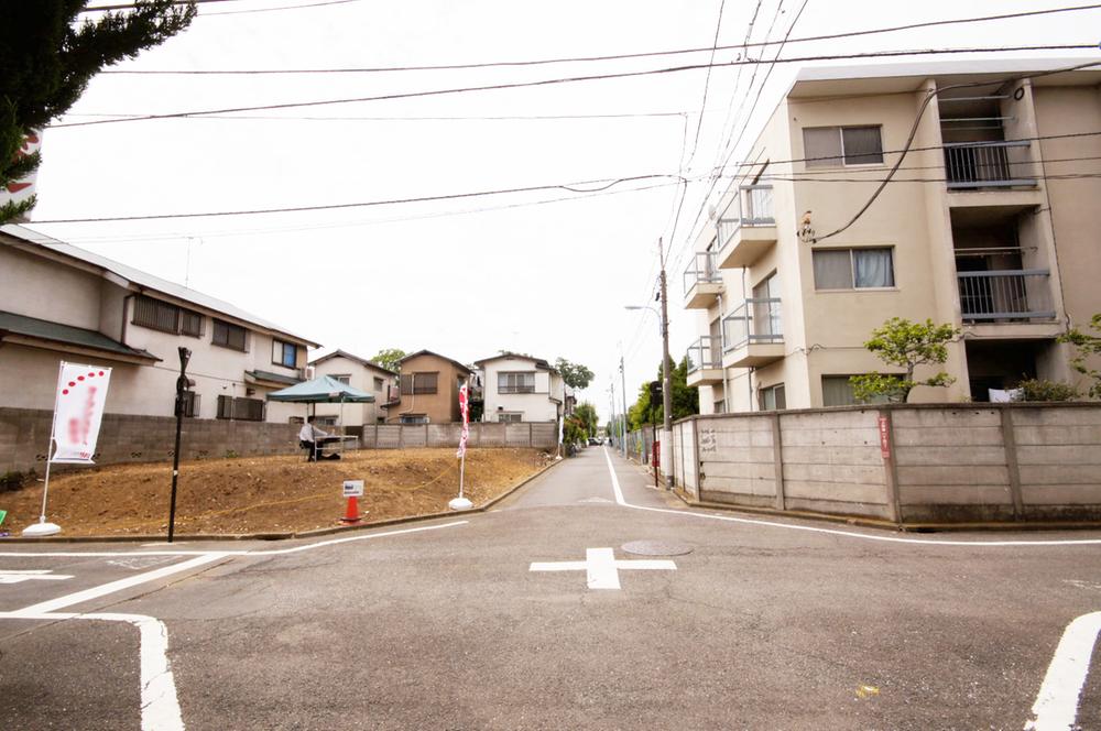 Local photos, including front road. East 5.5m ・ Spacious front road on the north side 5.5m. 