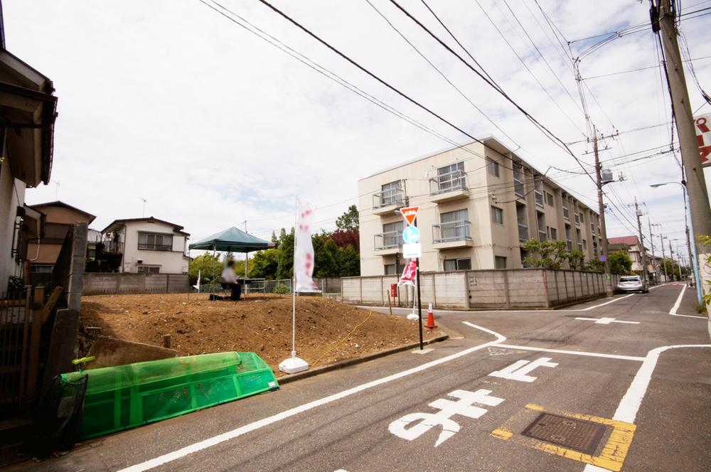 Local photos, including front road. Traffic volume is also less pedestrian traffic is also less calm road. 