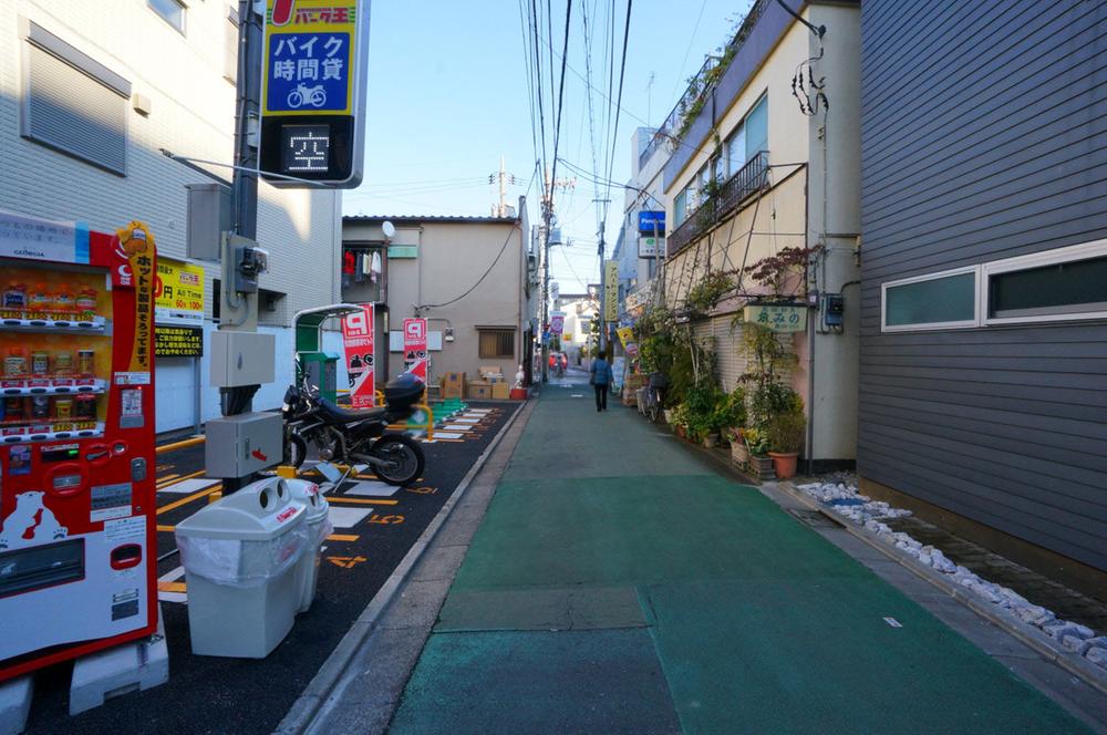 Local photos, including front road. Car Street also less, Just a good living environment, which is also feeling the flow of people. 