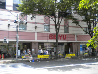 Supermarket. Seiyu to (super) 1219m