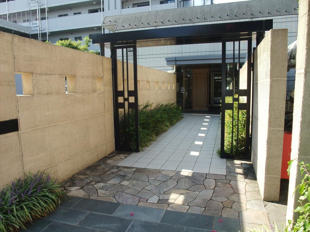 Other local. Entrance approach (October 2013) Shooting